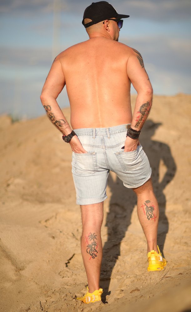 Все сожаленья — запишите на песке, Всё счастье — высекайте на граните.