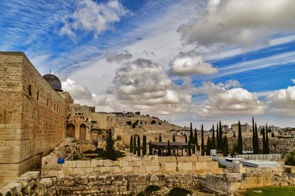 Святой город под небом голубым.