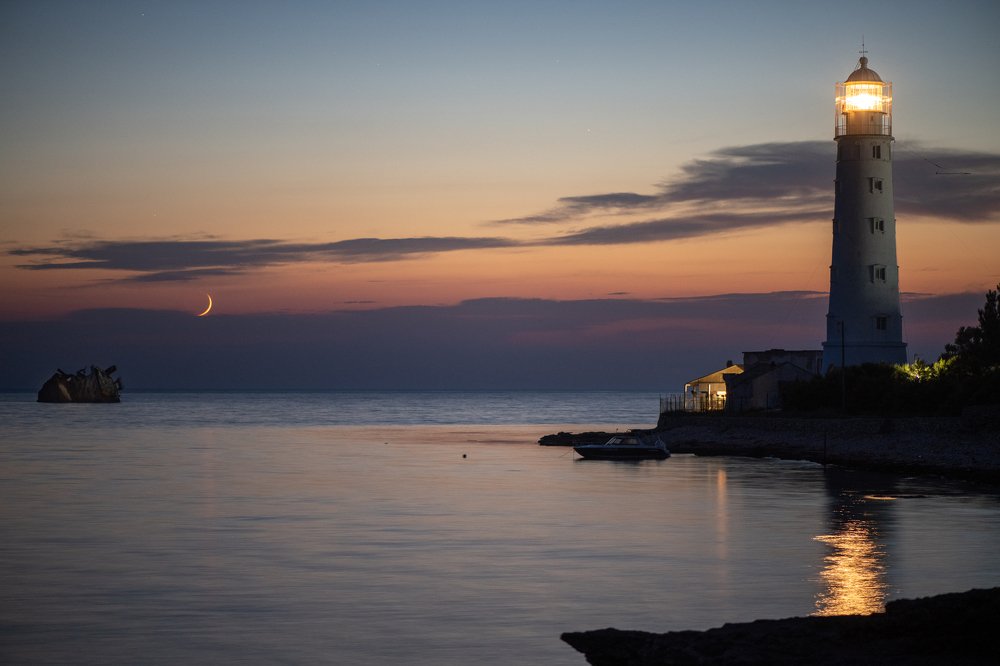 Lighthouse Moonset