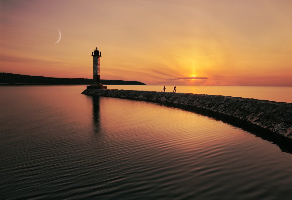 Маяк убегающего детства.