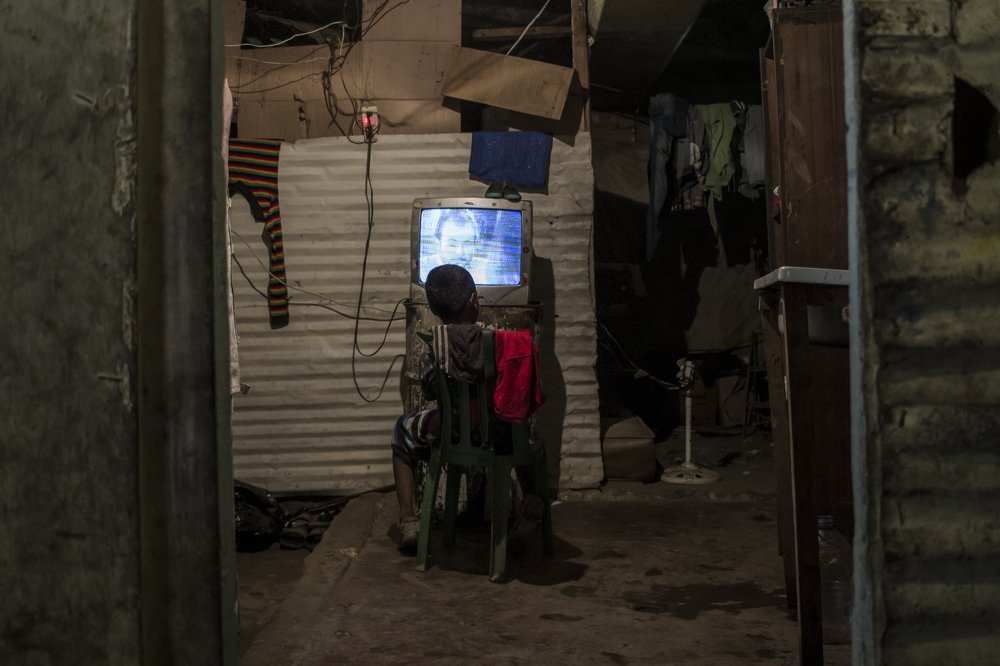 Niño en la televisión