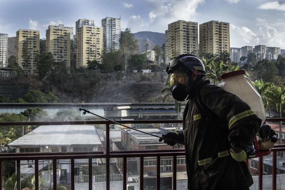 Voluntario de GROEC descontaminando