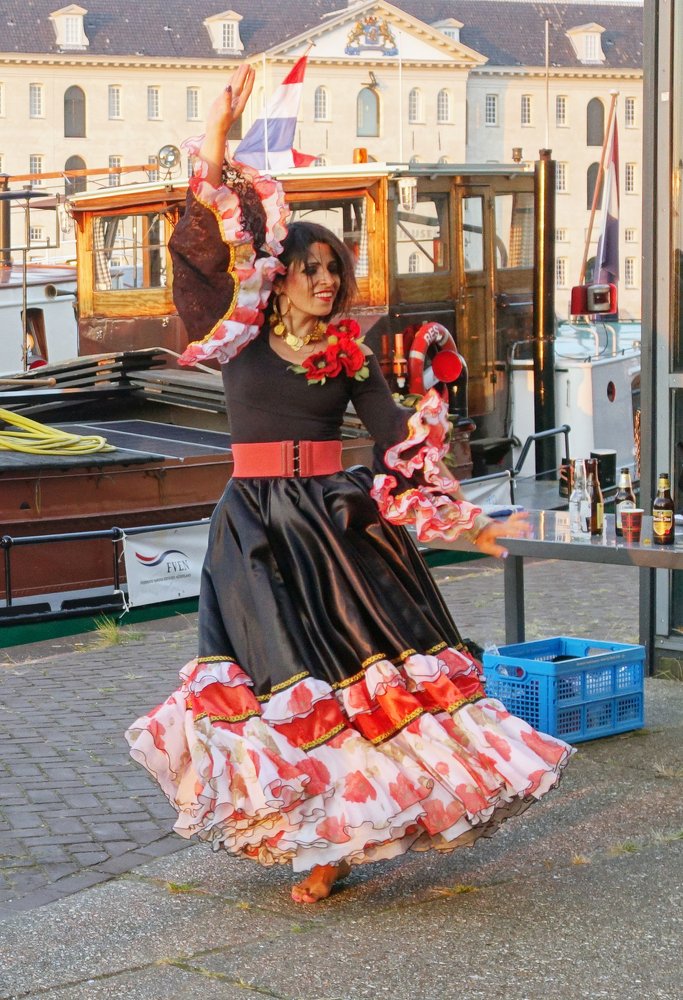 цыганский танец на берегу Амстела