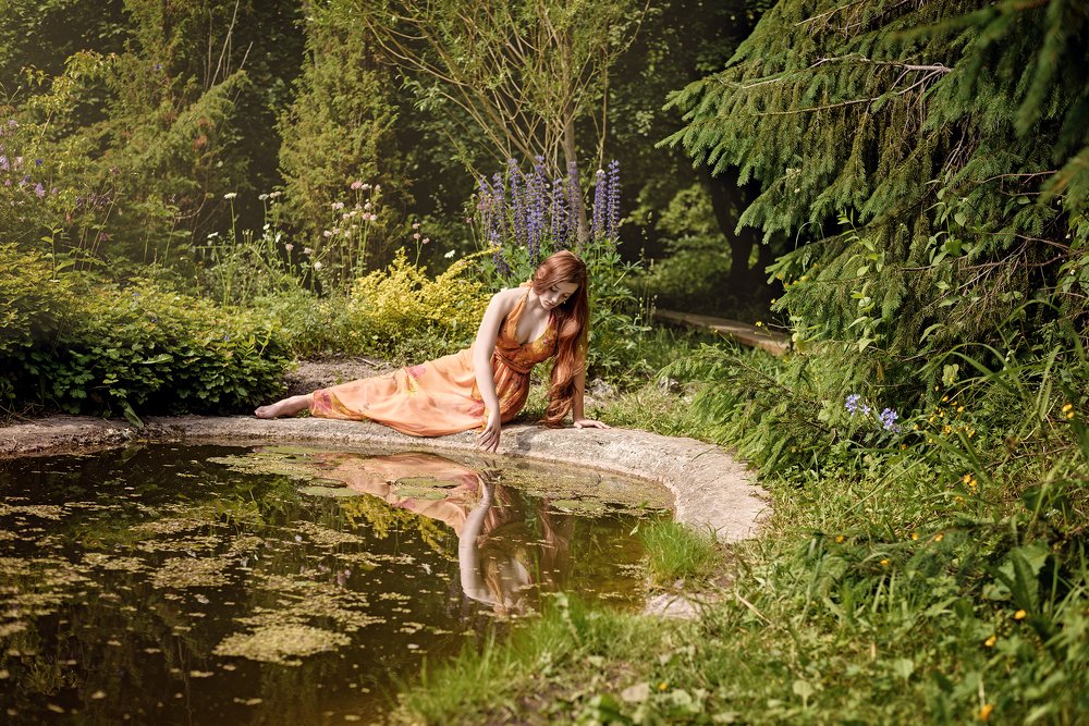 Девушка у пруда