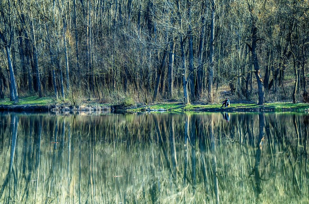 Рыбак на озере.