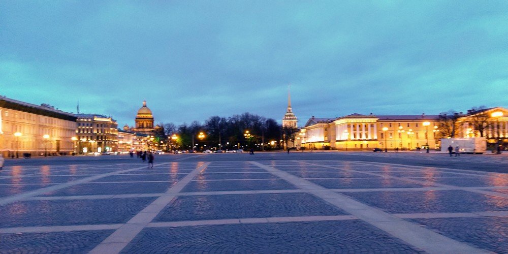 Дворцовая площадь вечером