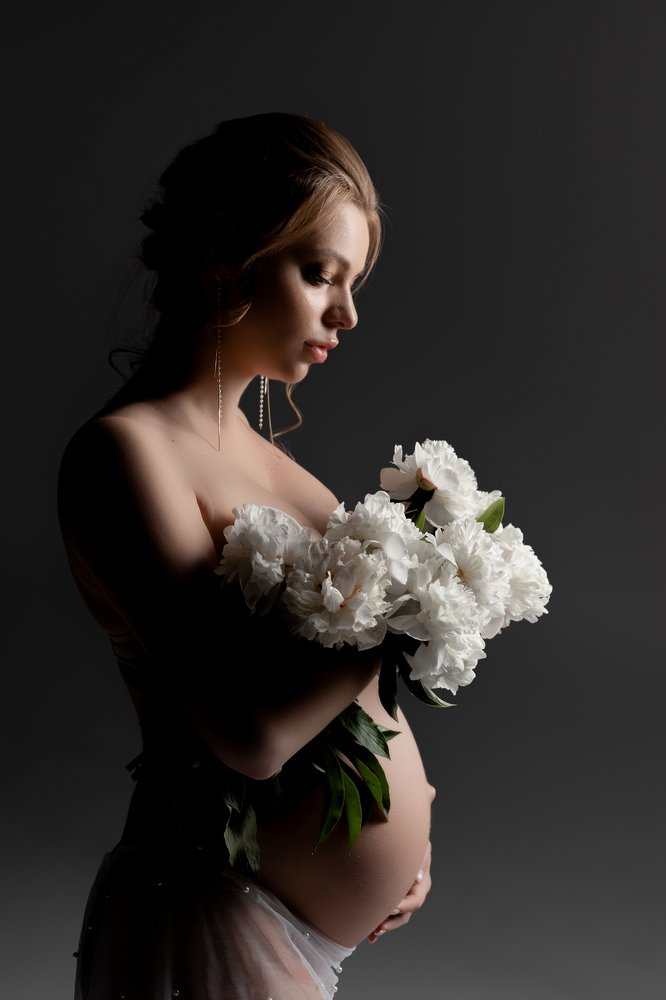 Нежные пионы и беременная девушка