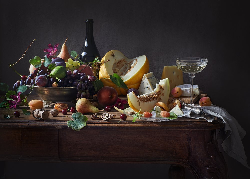 Натюрморт с фруктами, сыром и шампанским