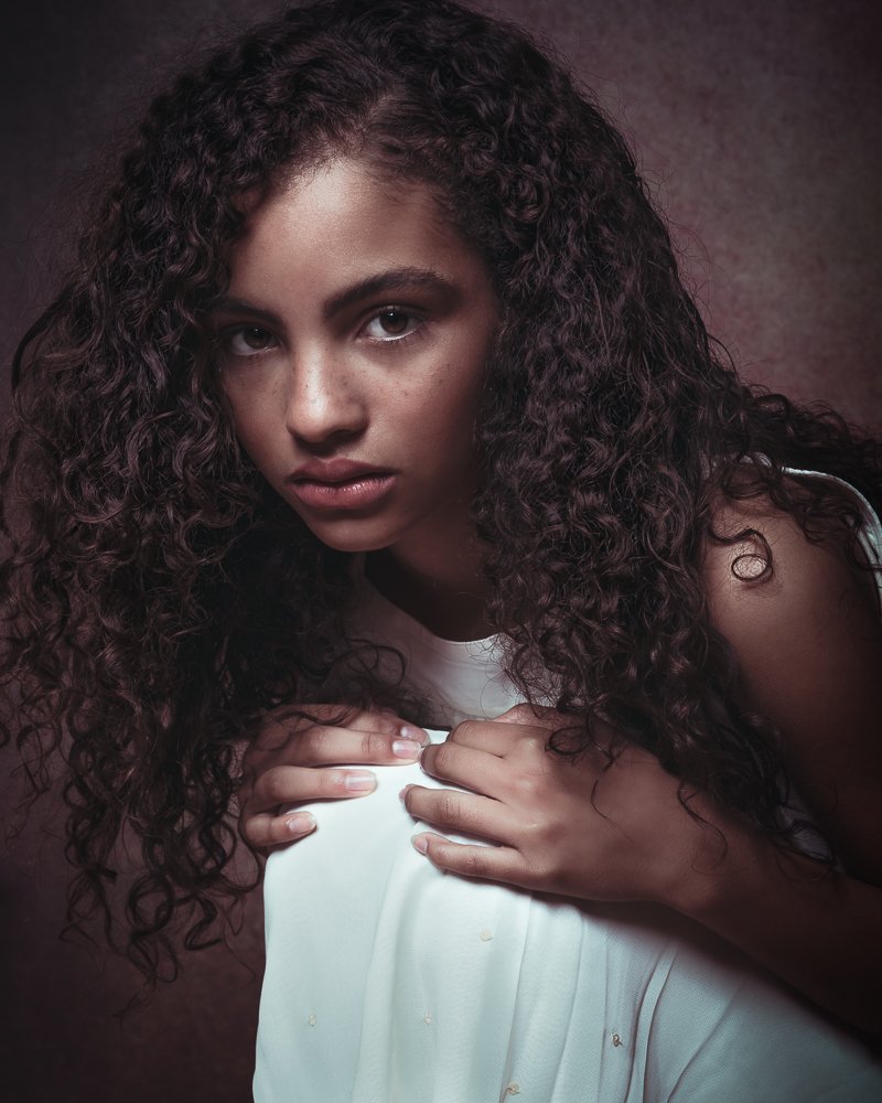 The girl in the rigth spot ligth