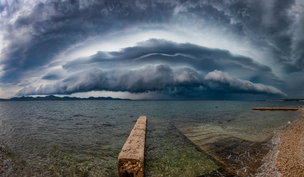 Shelf cloud coming to Zadar city