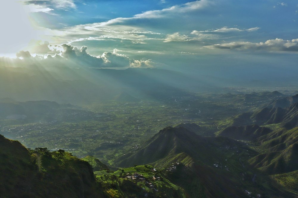 A picture tells the story of the sunset of the sun in Yemen