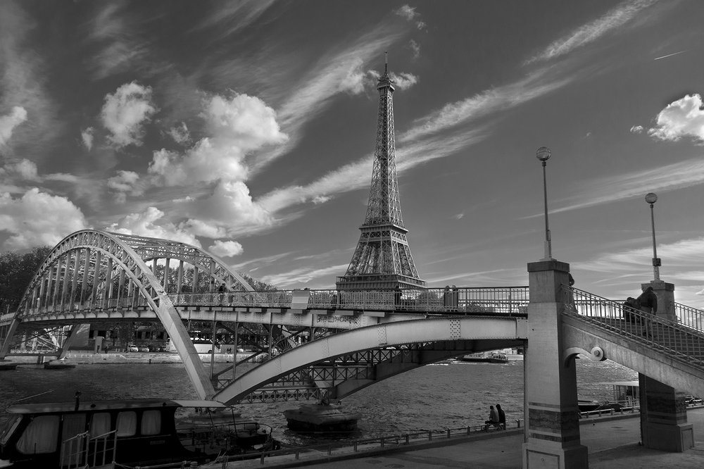 Sena River and Eiffel Tower.