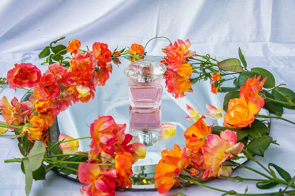 Натюрморт с цветами и парфюмерией