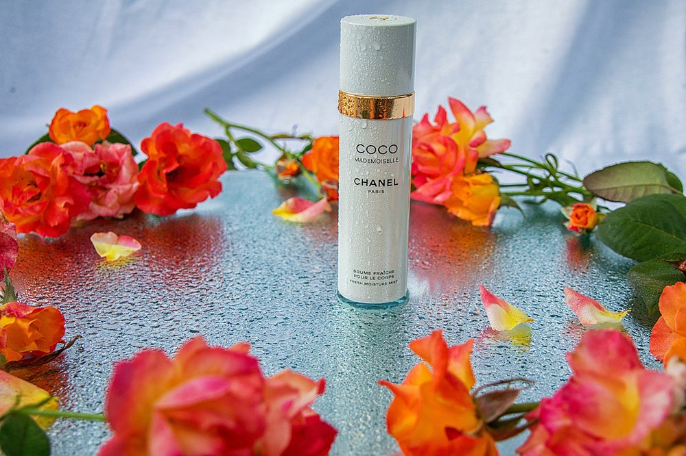 Натюрморт с цветами и парфюмерией