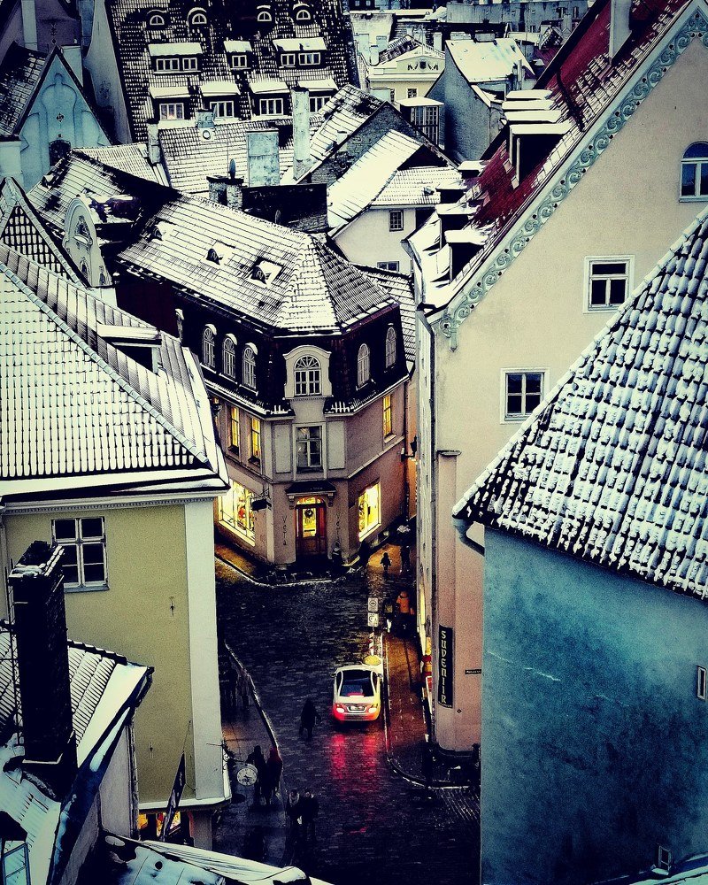 Вечерняя жизнь старого города.