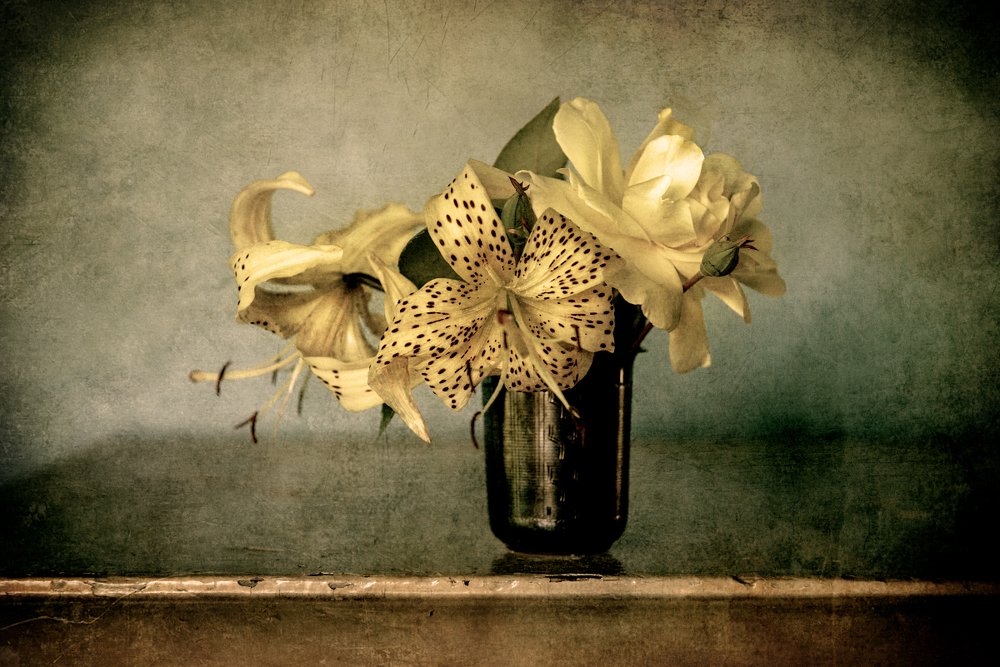 Желтые лилии и роза