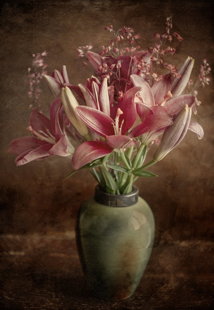 Красные лилии в старой вазе