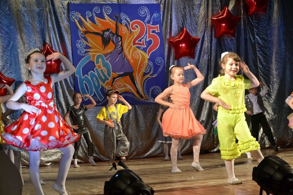 Танцуют все.