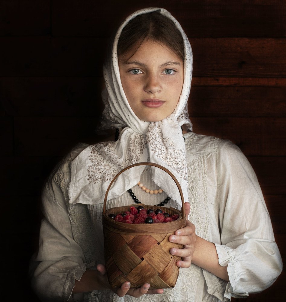 Девочка с корзиной ягод
