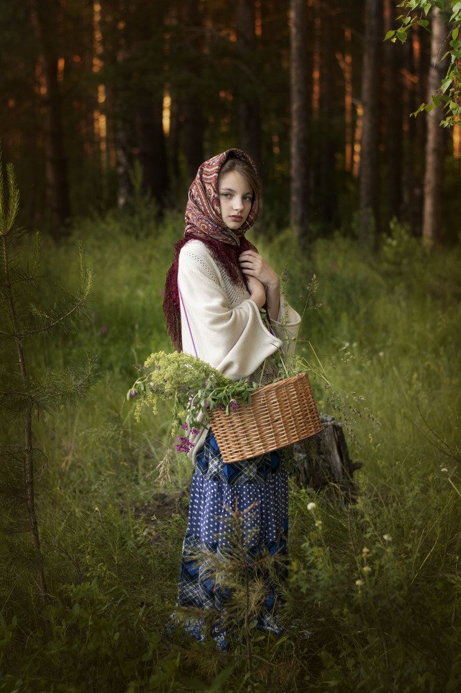 Девочка  с корзиной