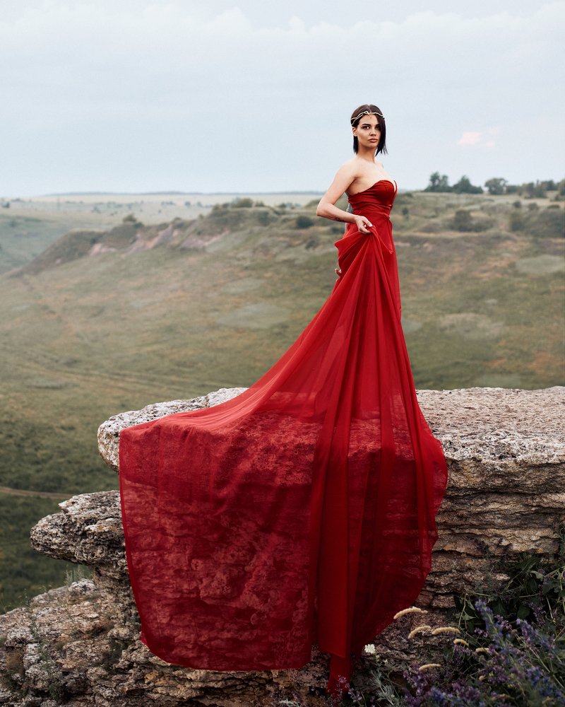 Девушка в красном