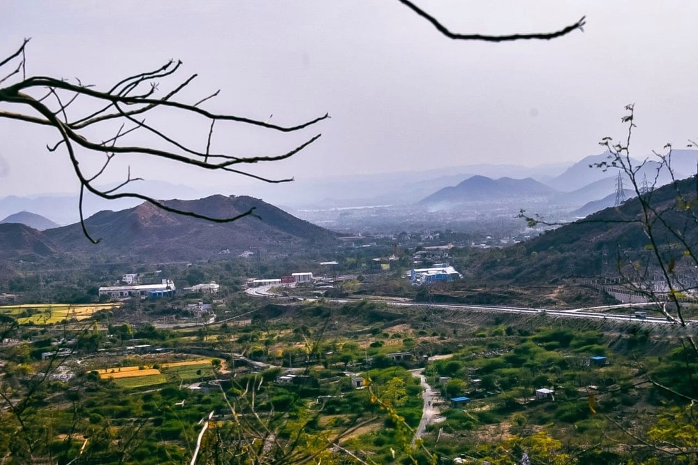 A city which entices scenic nature trails to undertake hikes.... .