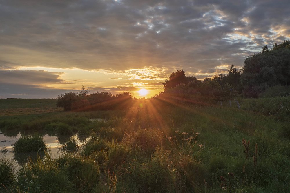 Закат у озера.