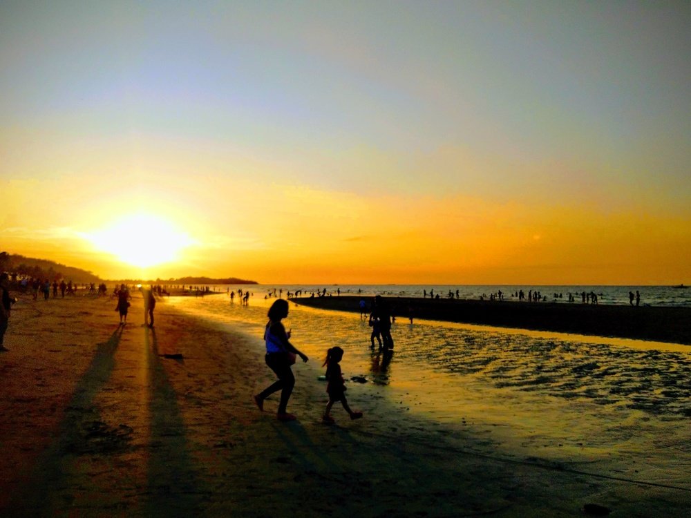 Silhouettes ina Golden Sunset