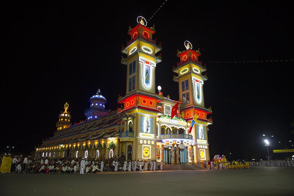 Tòa Thánh Cao Đài Về Đêm