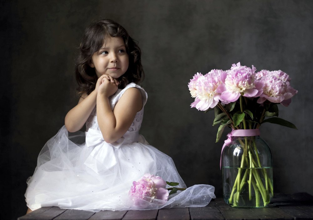 Девочка с пионами