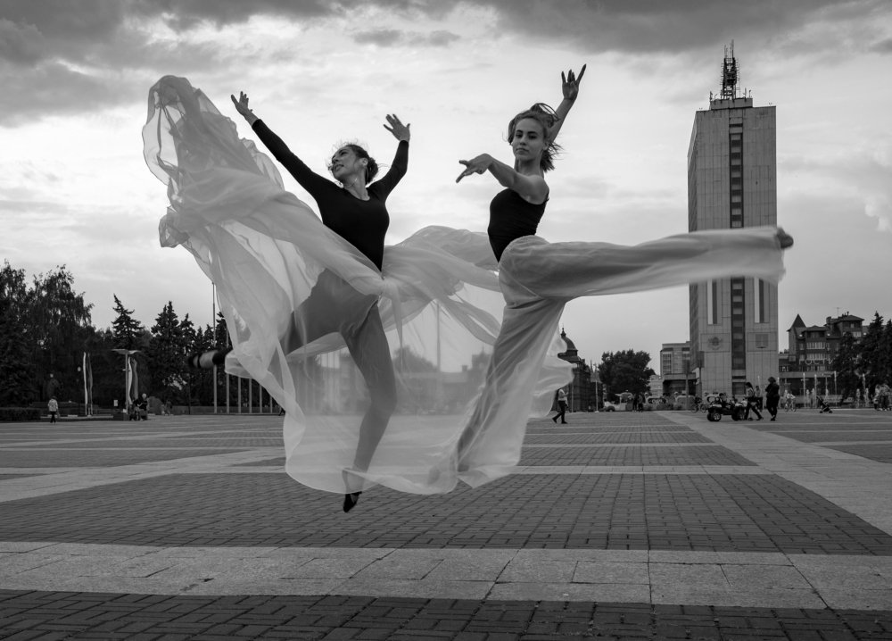 Представление на площади