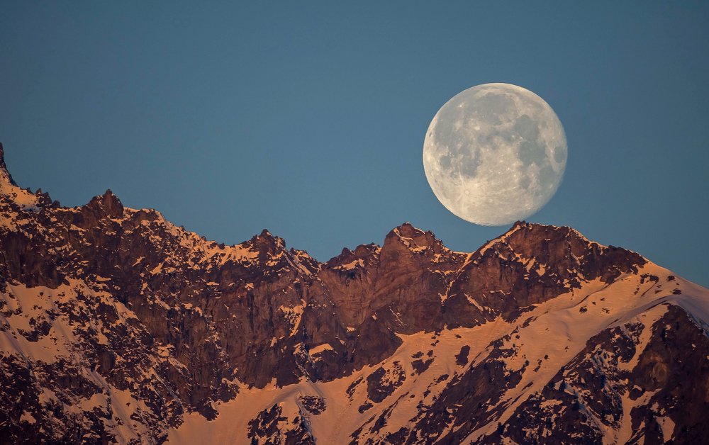 “Pink super moon” in the Alps, april 2020.