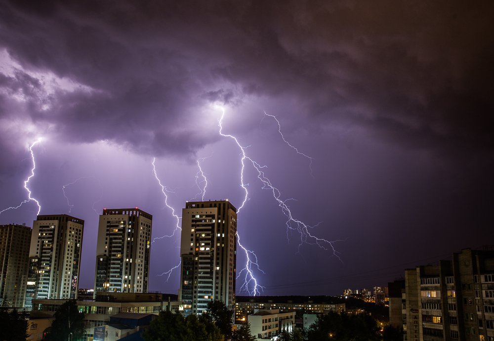 Ночная гроза в городе
