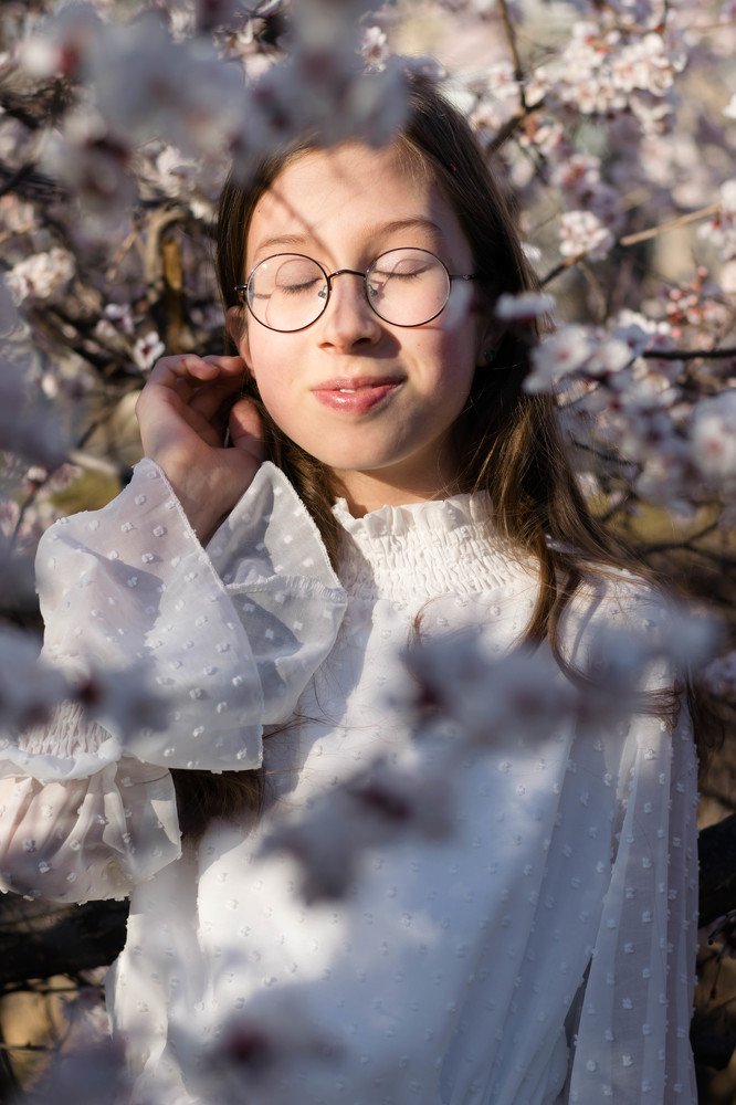 Девочка в цветущем саду.