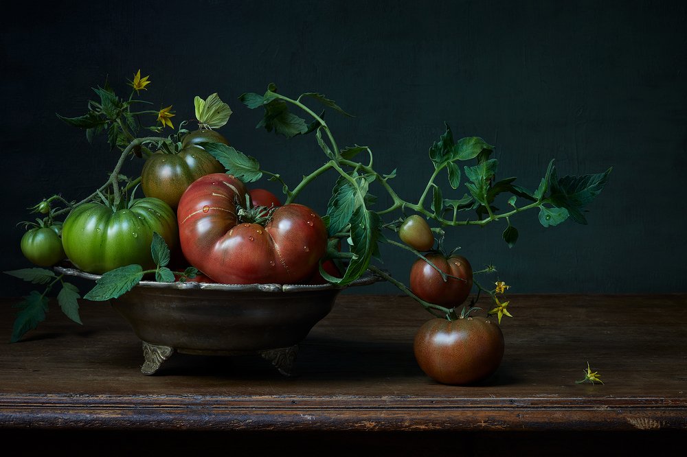 Томаты в винтажном блюде