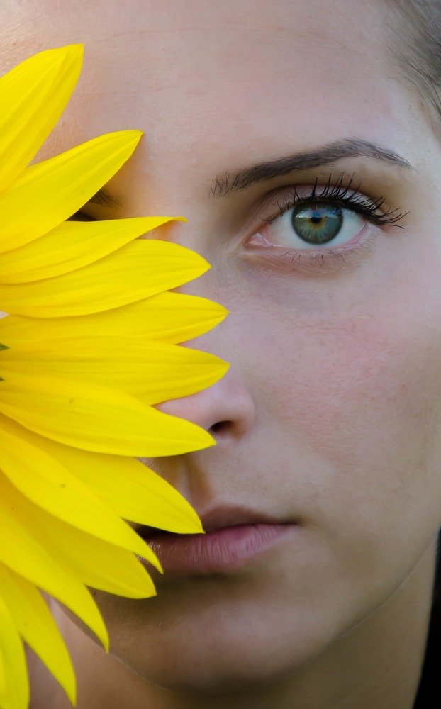 Woman whit sunflower