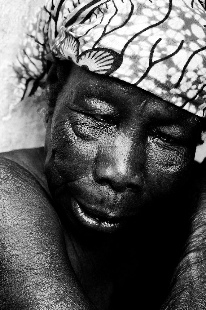 The old mom'... Sérère woman in a village