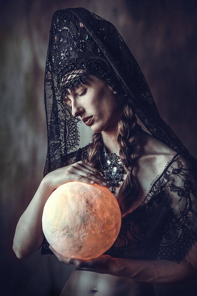 Queen of night. Full moon