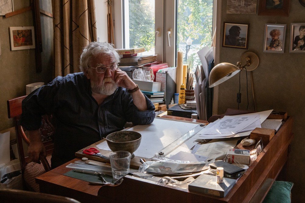 Архитектор А.И.Таранов за своим рабочим столом дома