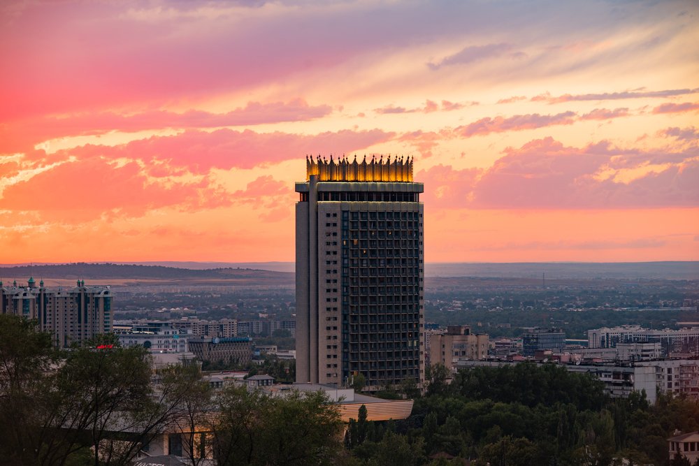 Корона в строгом облаченье...