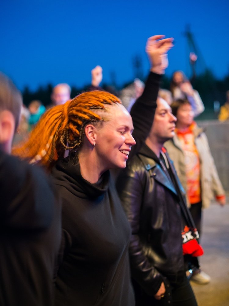 Фанатка на концерте