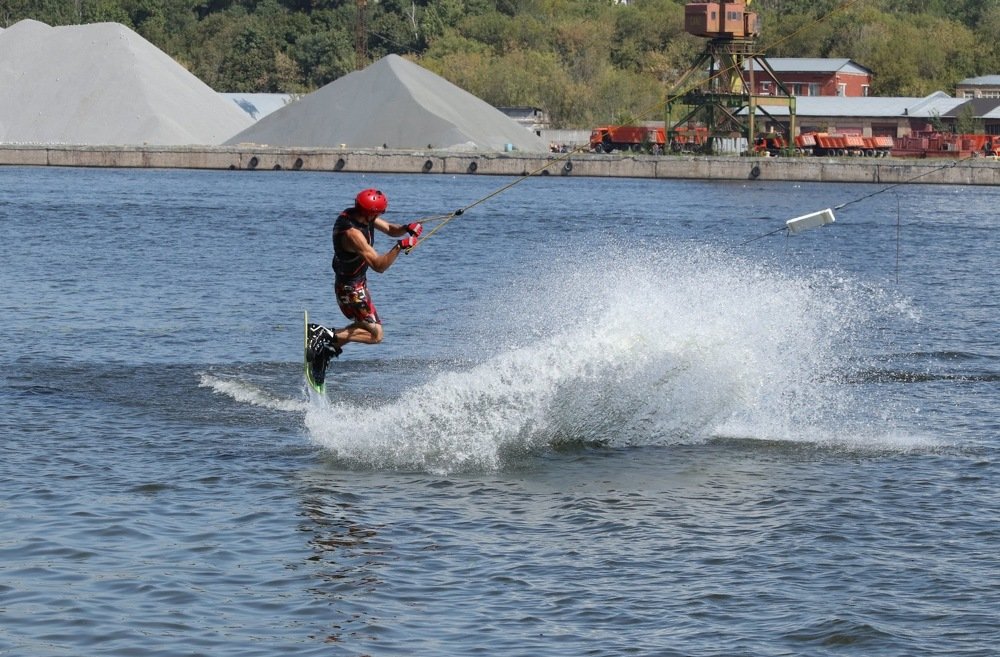 А на том берегу грузовой порт