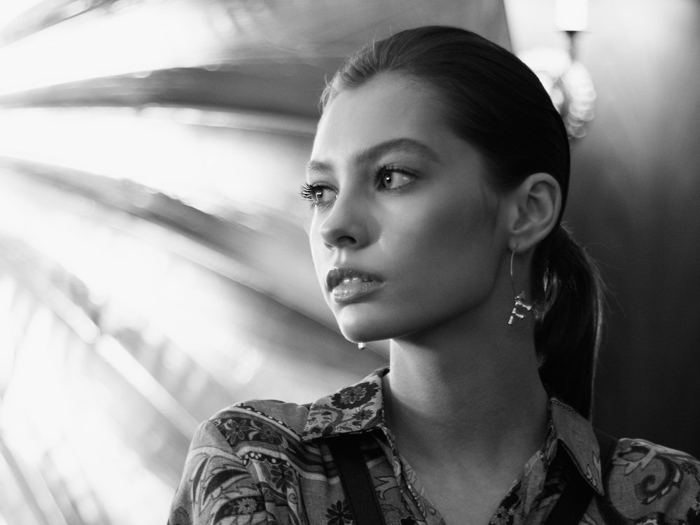 девушка в софитах