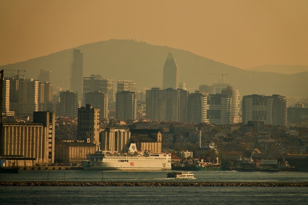 Вид Стамбула через пролив