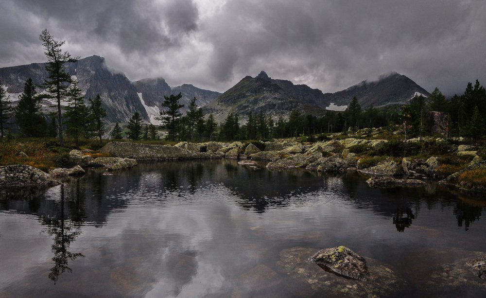 Пасмурный день в горном озере