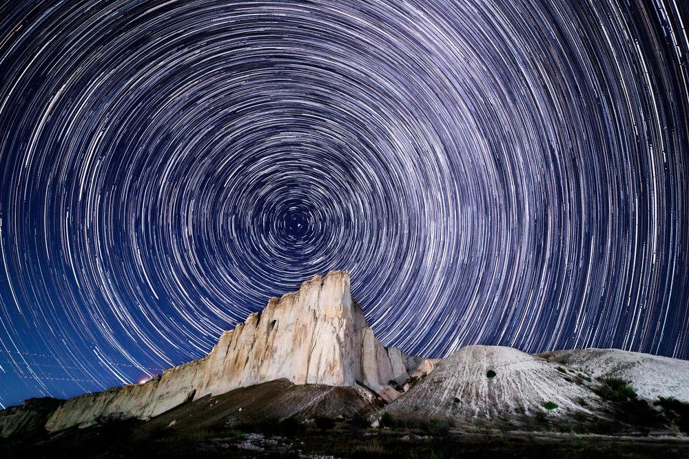 Звездные треки над Белой Скалой.
