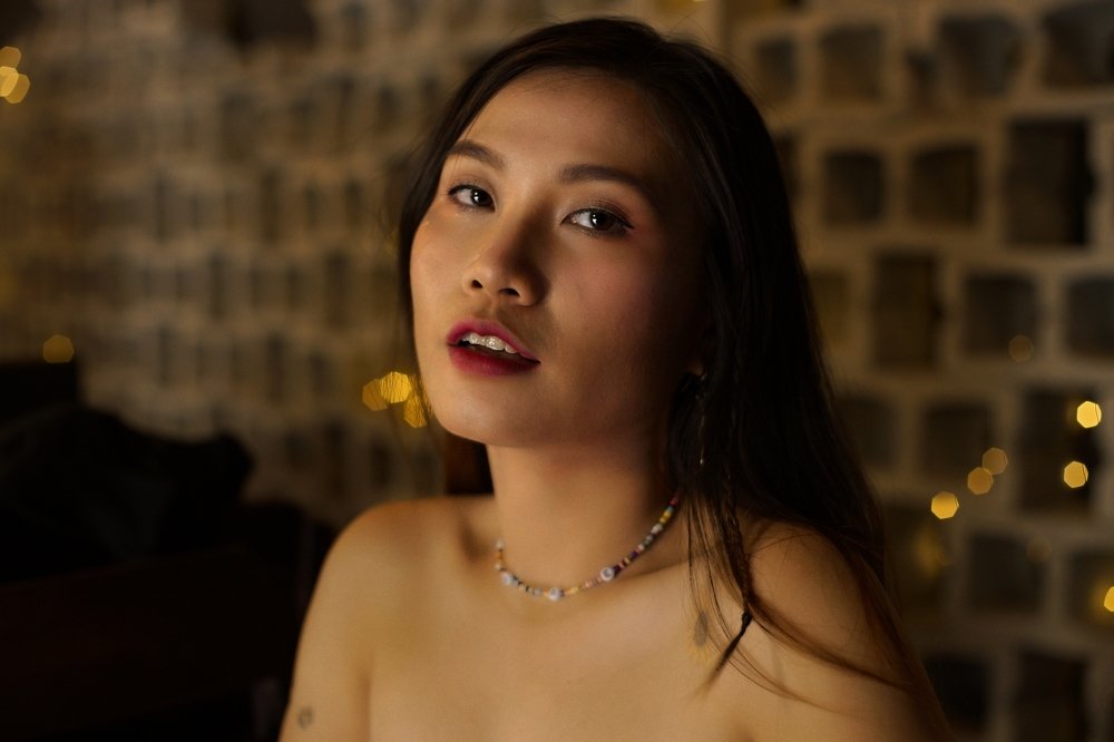 One minute of spontaneity in the cafe shop