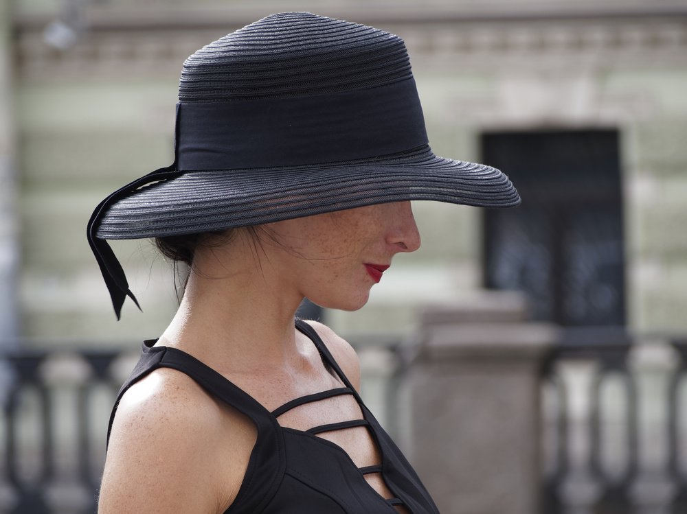 Незнакомка в шляпке.