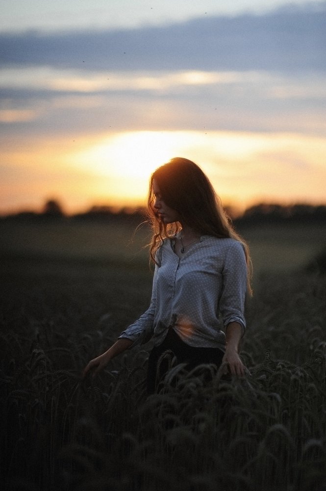 Девушка в пшеничном поле!!!