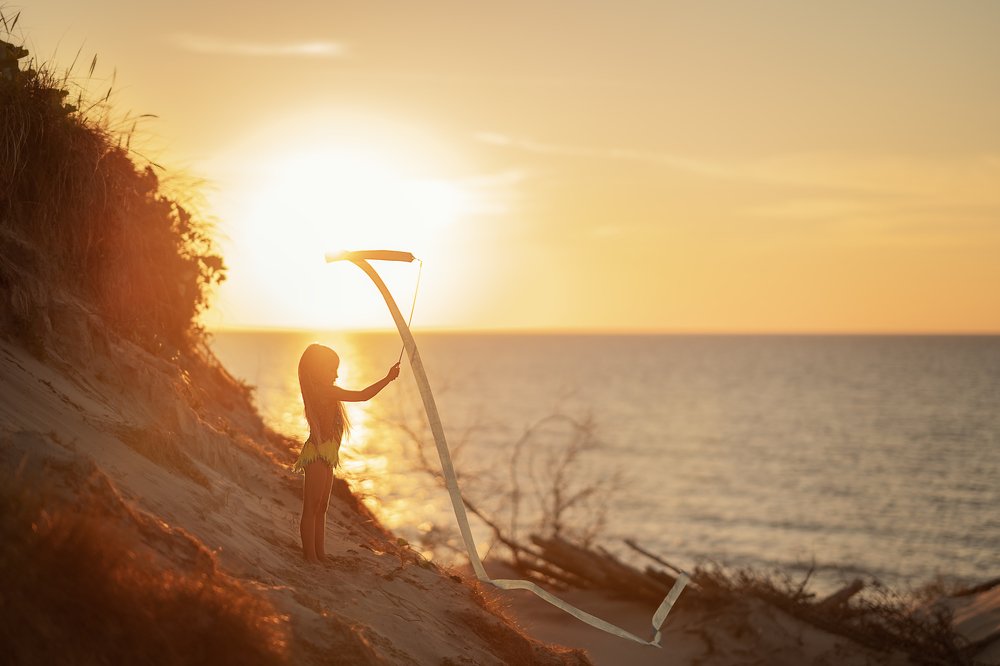 Гимнастка в отражении солнца